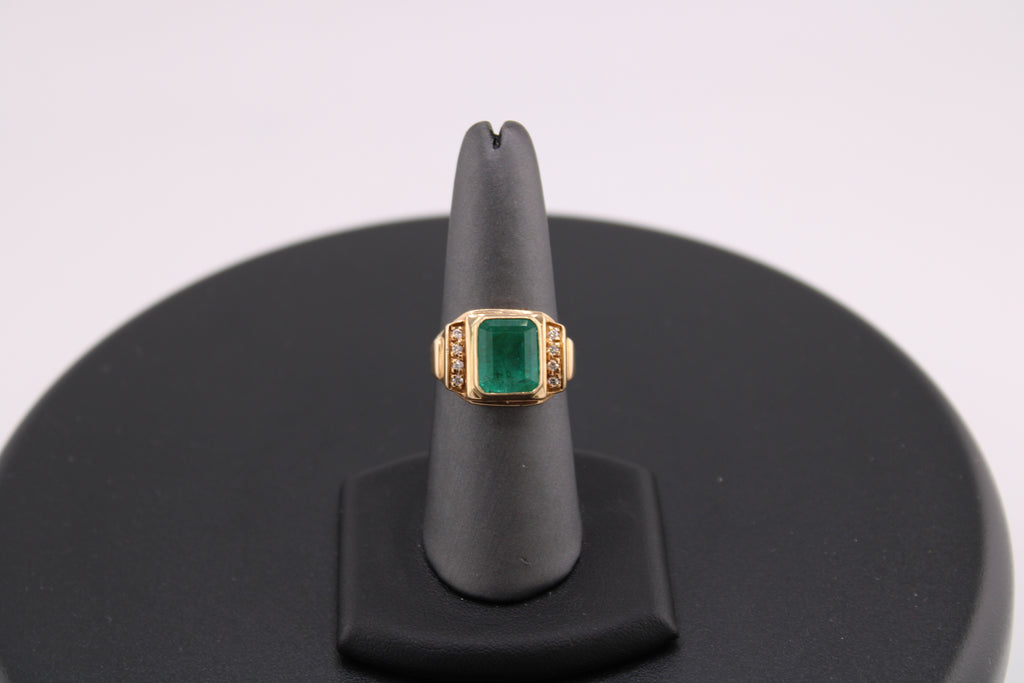 14K Yellow Gold Ring with Natural Emerald and Diamonds