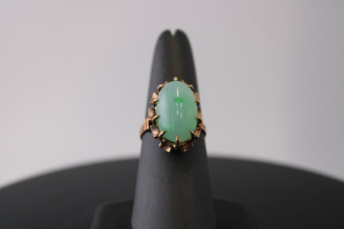 10K Yellow Gold Chrysoprase Fashion Ring.