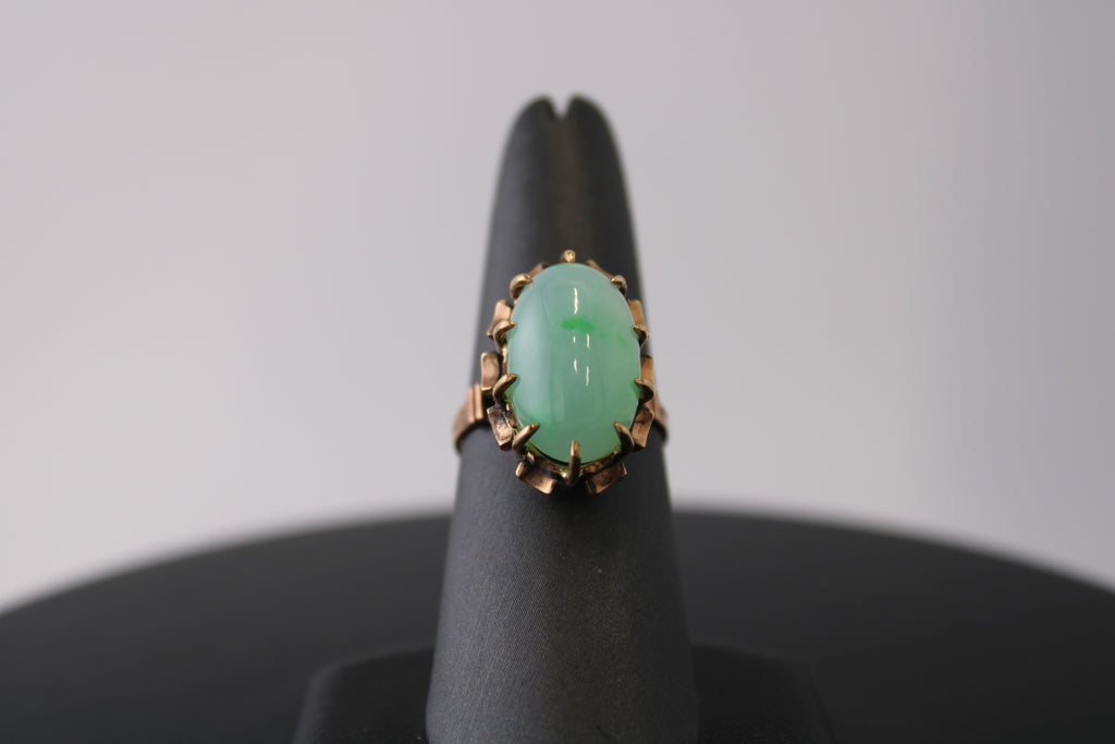 10K Yellow Gold Chrysoprase Fashion Ring.