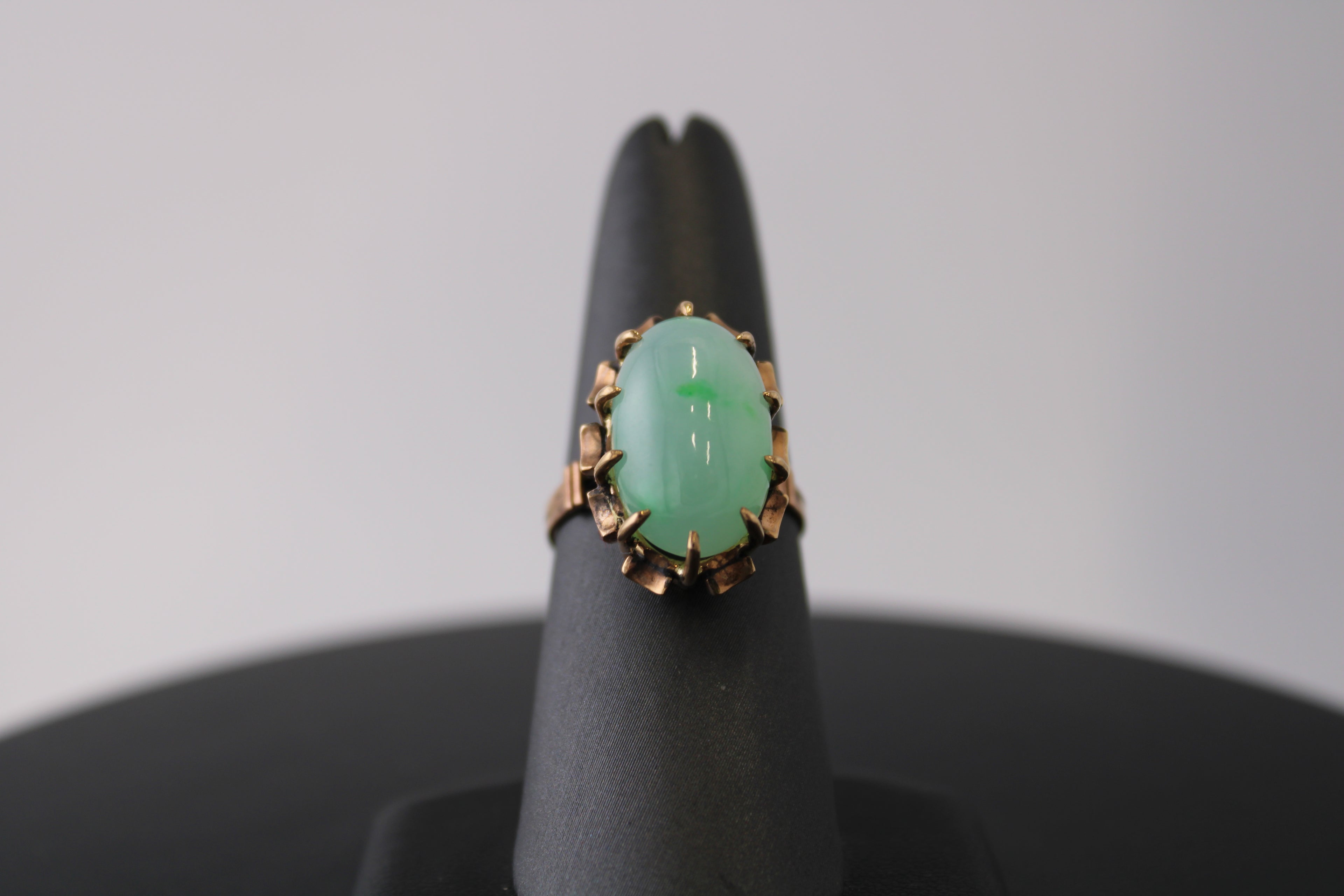 10K Yellow Gold Chrysoprase Fashion Ring.