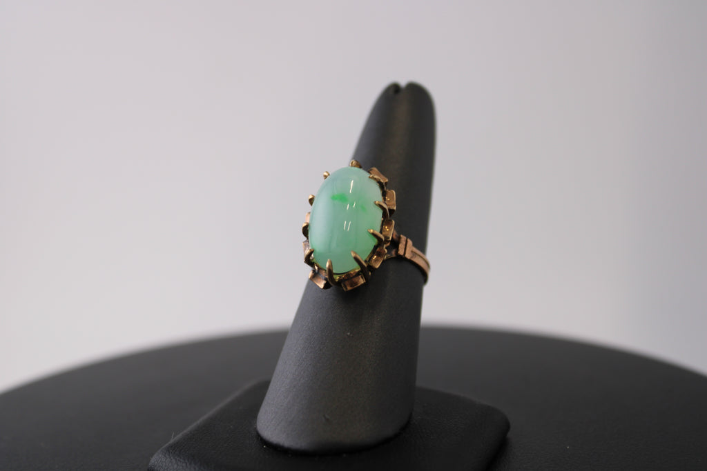 10K Yellow Gold Chrysoprase Fashion Ring.
