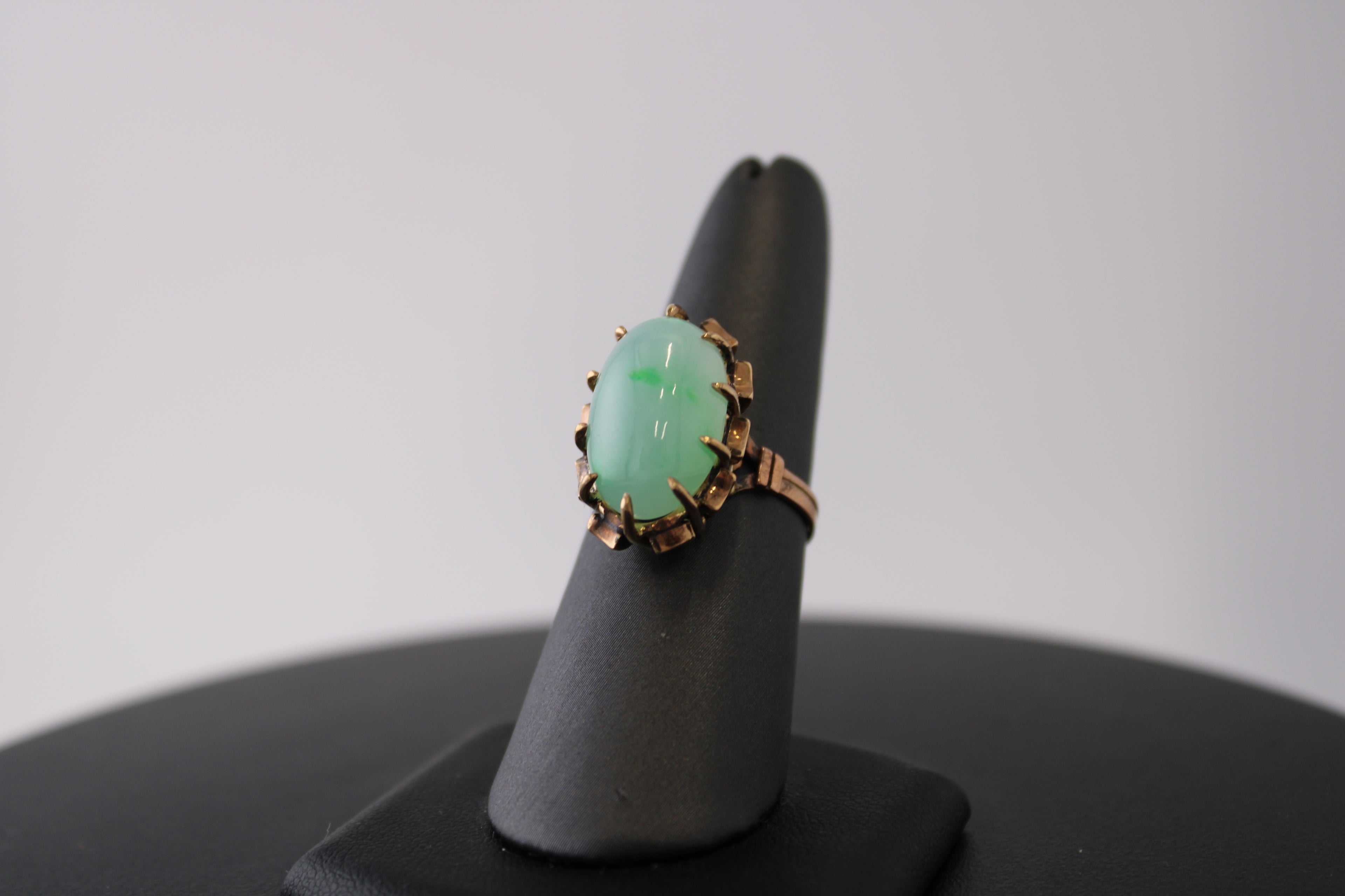 10K Yellow Gold Chrysoprase Fashion Ring.