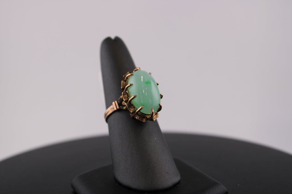 10K Yellow Gold Chrysoprase Fashion Ring.