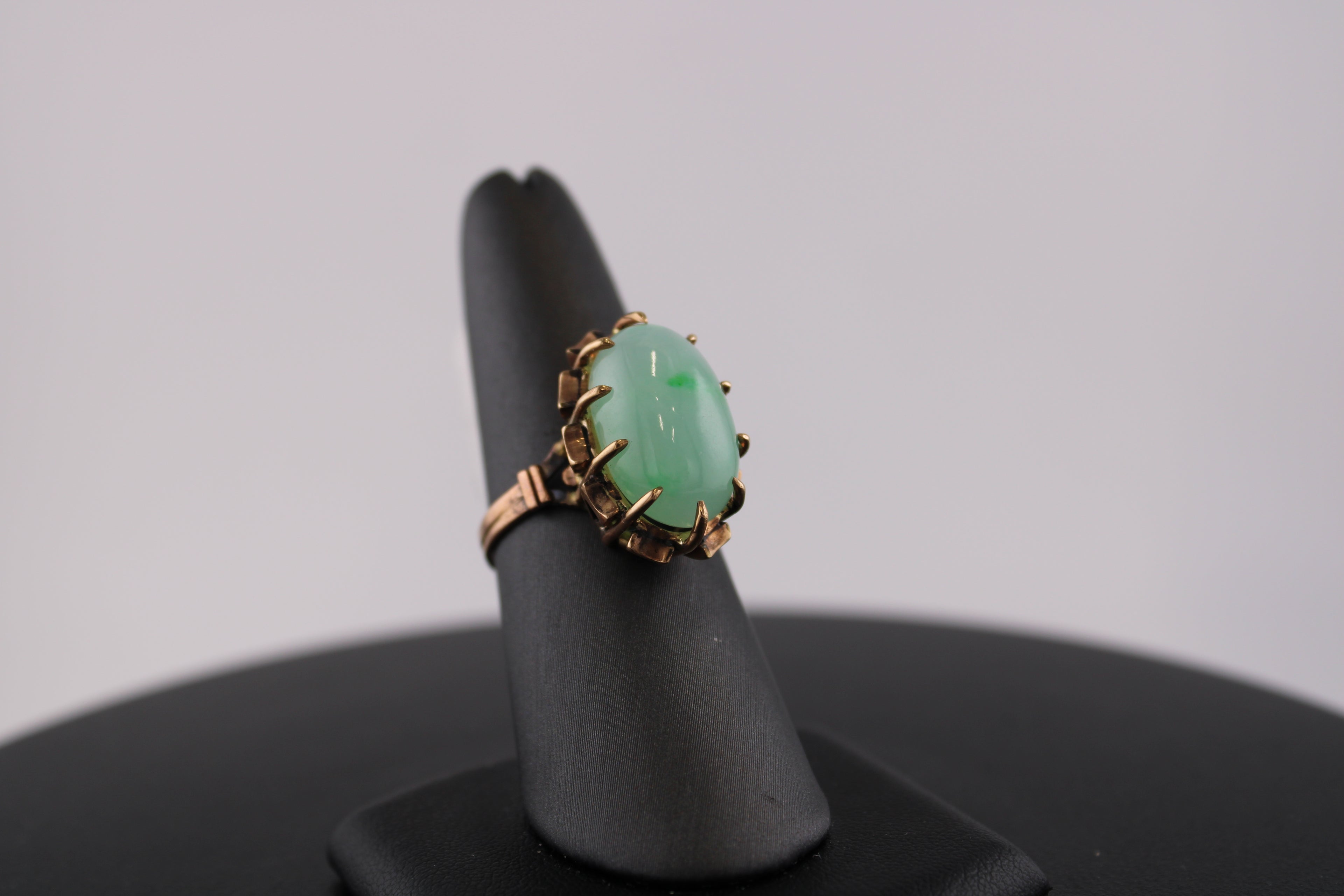 10K Yellow Gold Chrysoprase Fashion Ring.