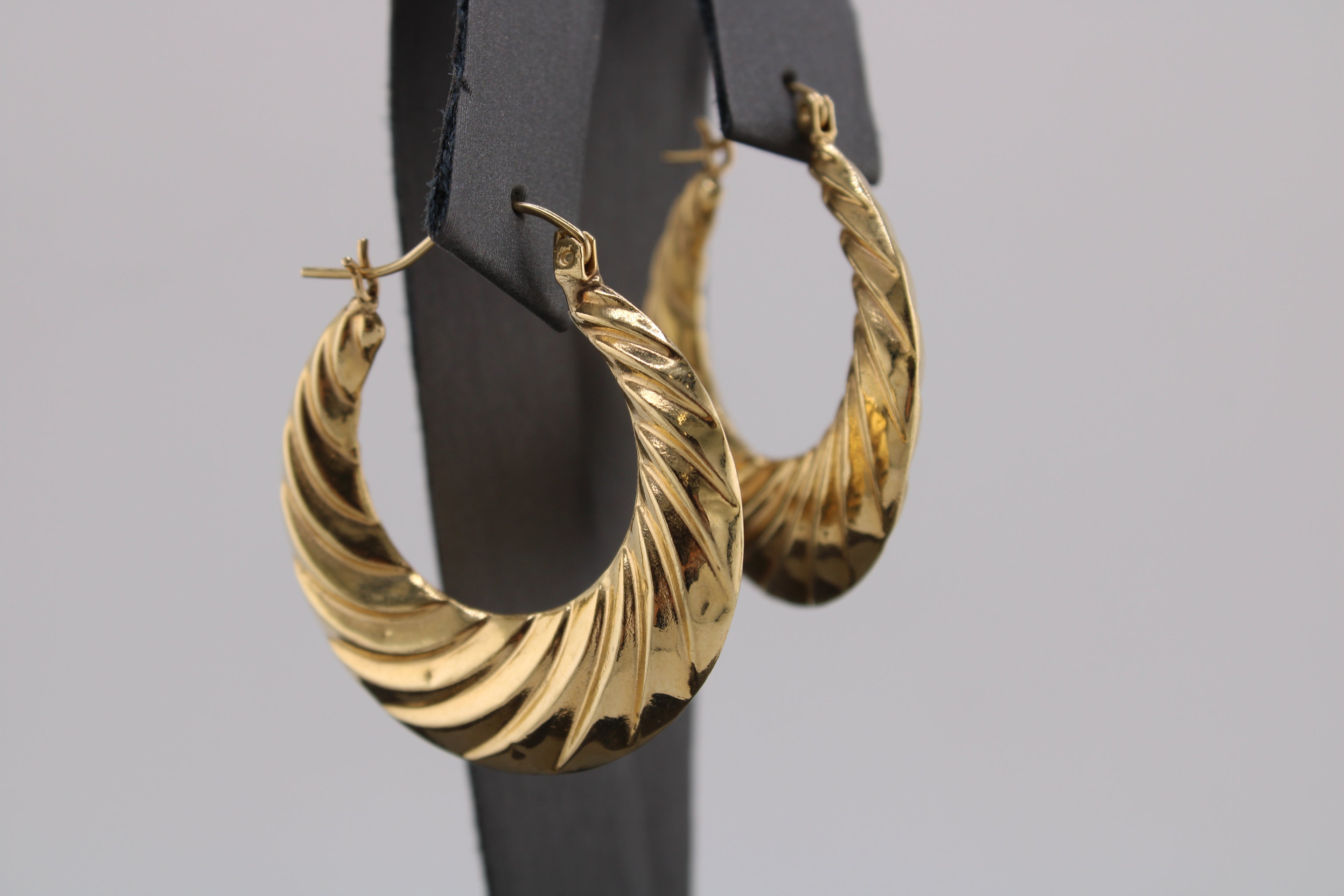 14k Yellow Gold Scalloped Hoop Earrings