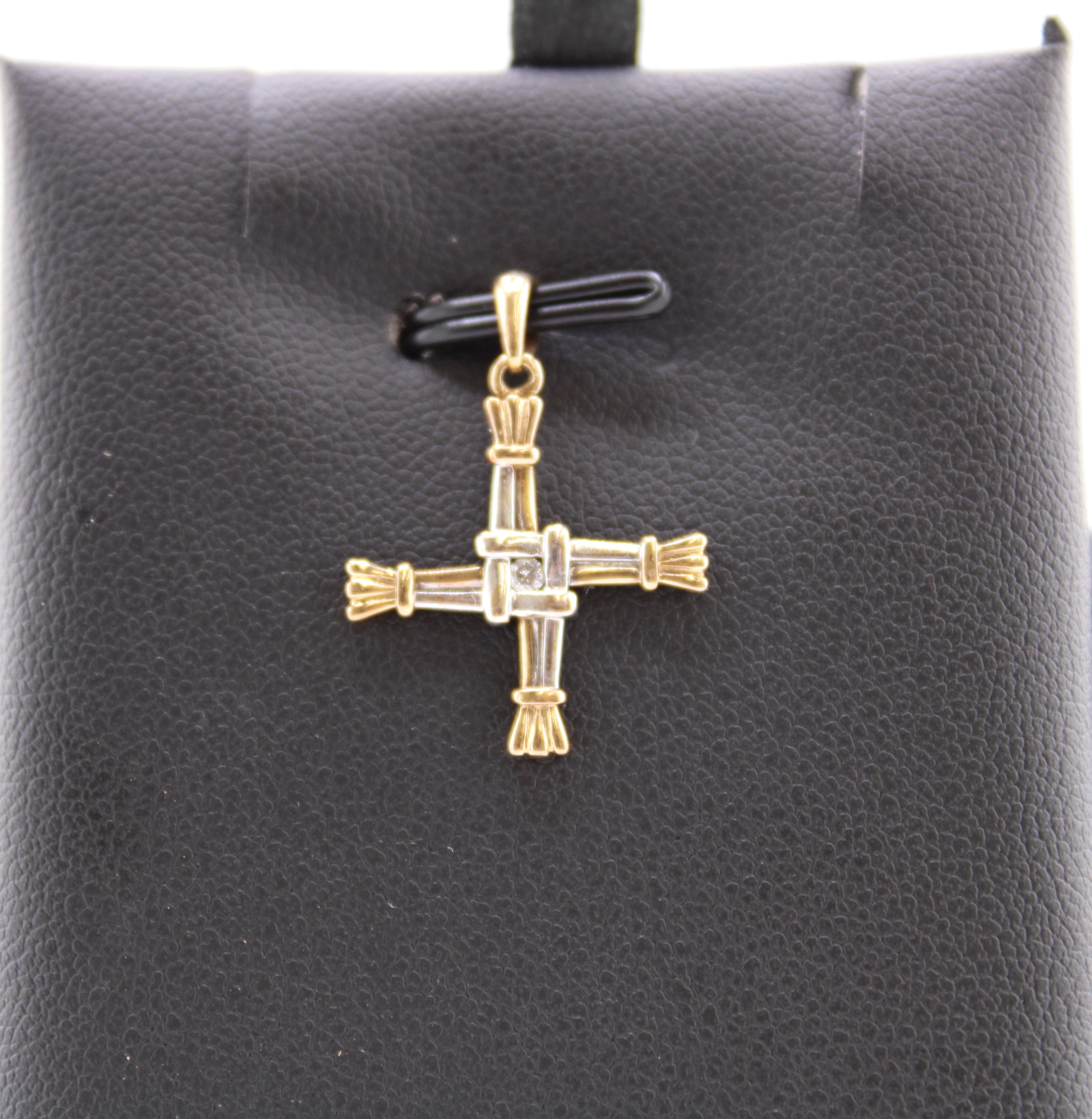 14k Yellow gold and natural diamond pendant.