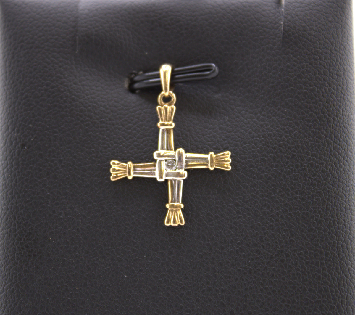 14k Yellow gold and natural diamond pendant.