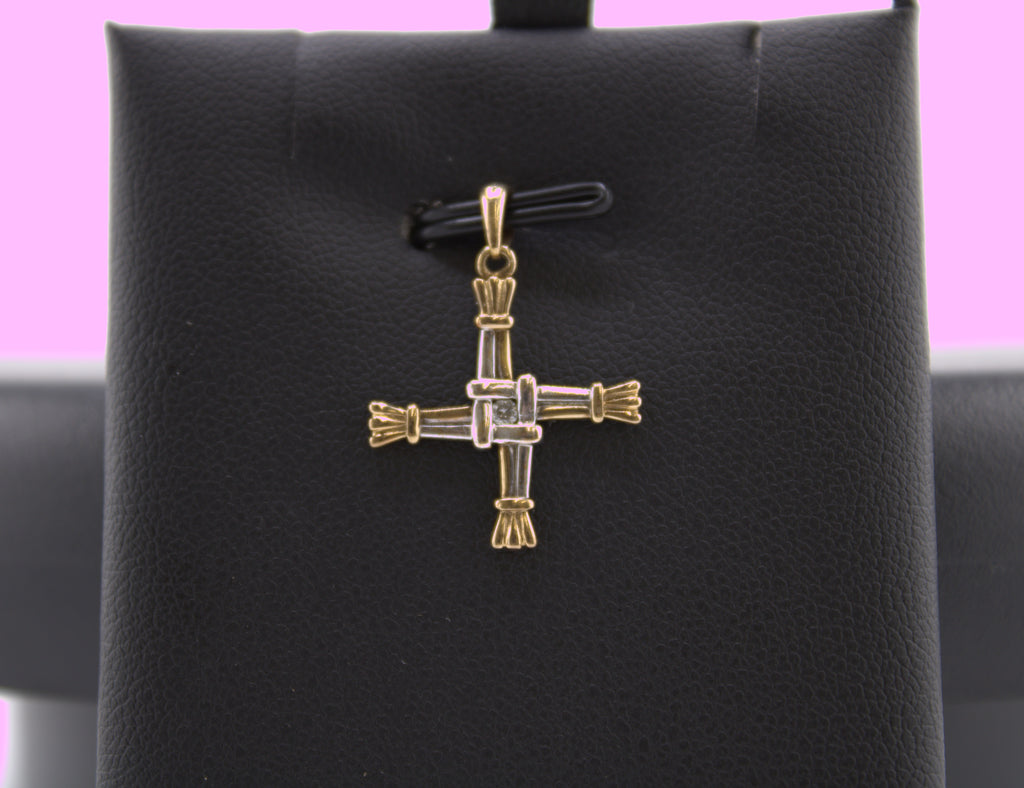 14k Yellow gold and natural diamond pendant.