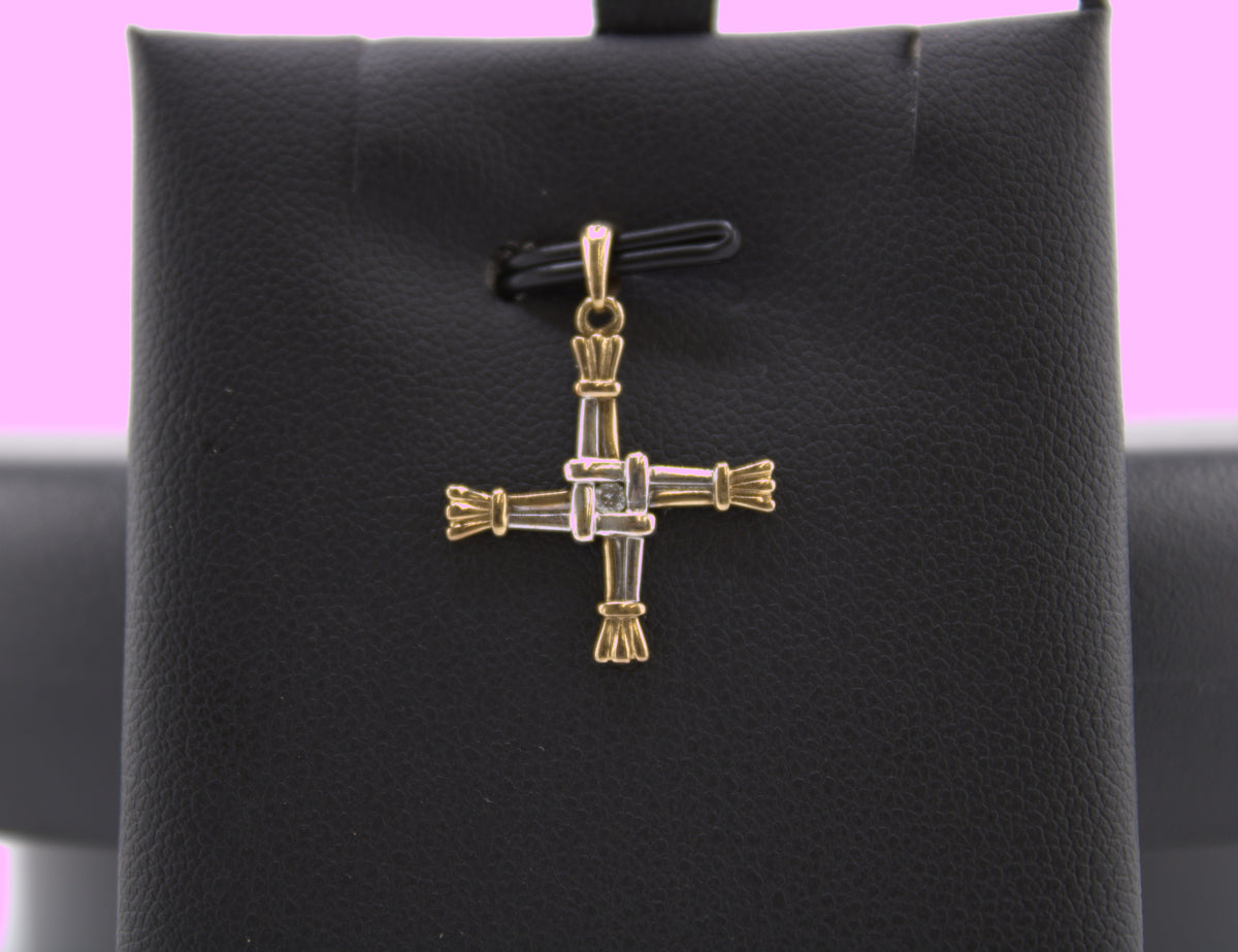14k Yellow gold and natural diamond pendant.