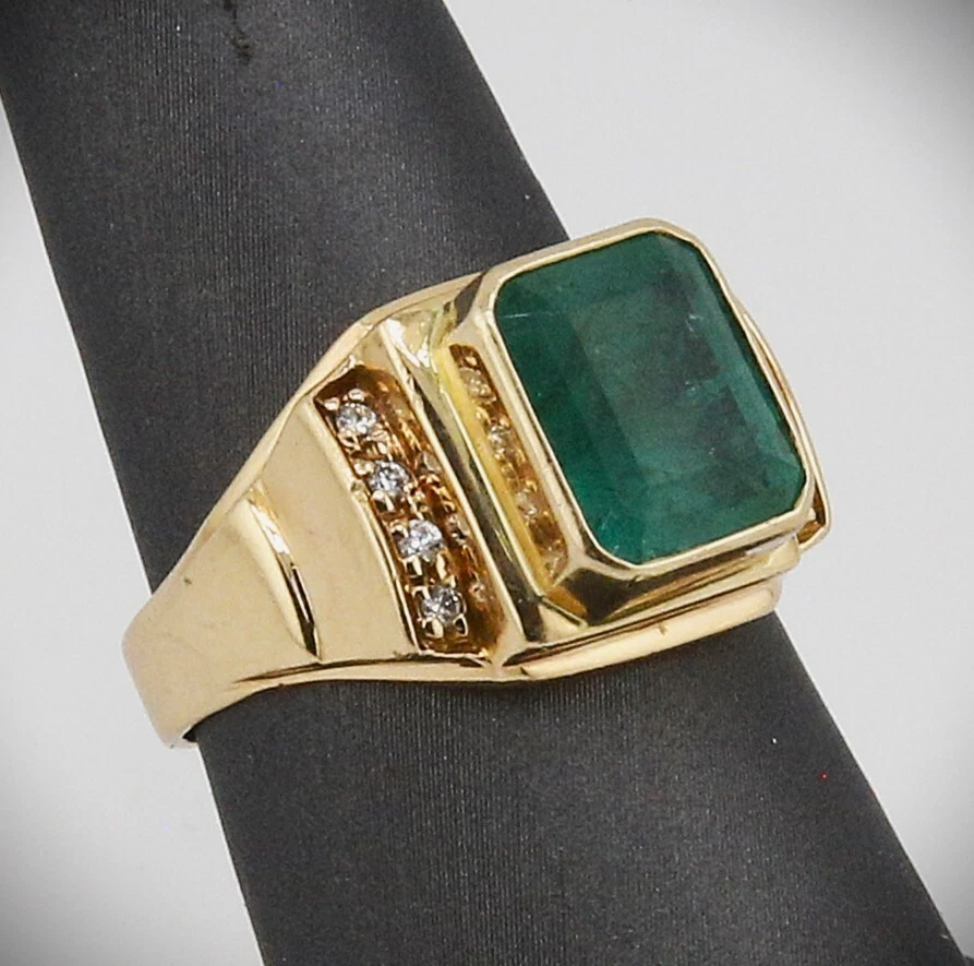 14K Yellow Gold Ring with Natural Emerald and Diamonds