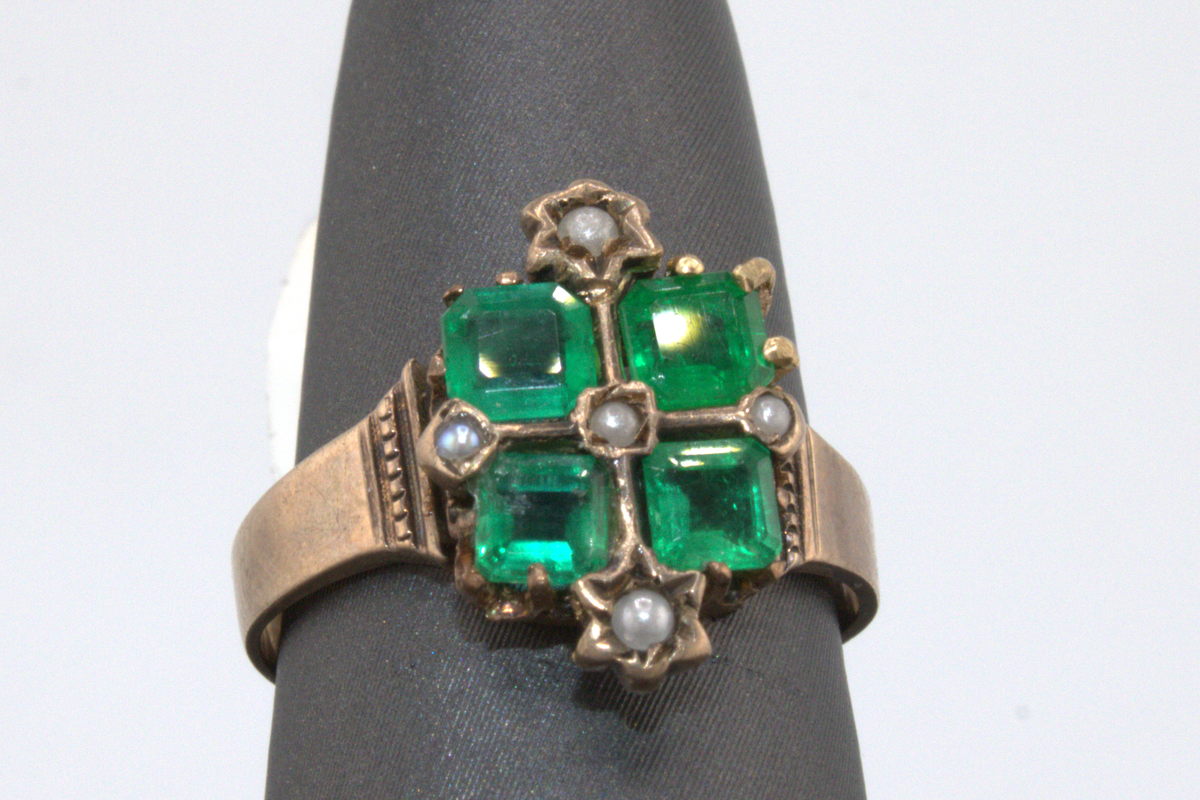 10k Yellow Gold Natural Emerald and Pearl Ring