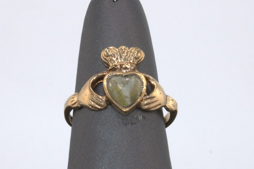 9kt Yellow Gold Agate Claddagh Ring