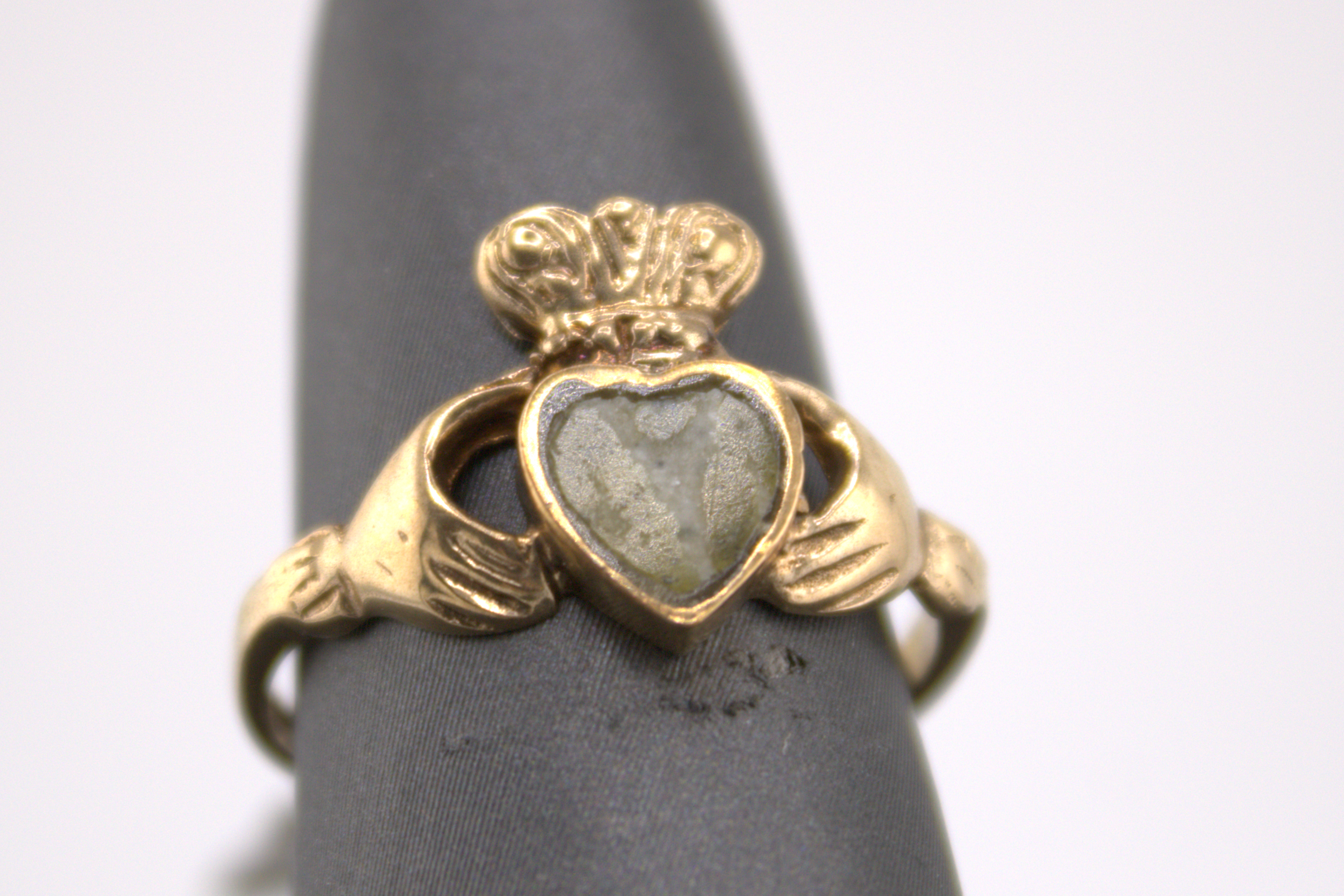 9kt Yellow Gold Agate Claddagh Ring