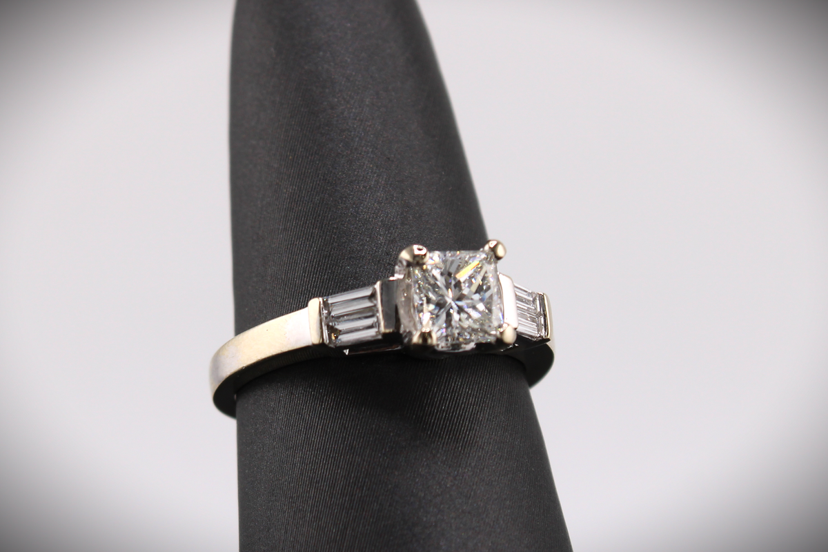 18k White Gold Natural Diamond Engagement Ring